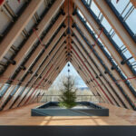 Dachgeschoss mit Satteldach aus Leimbindern und gläserner Dachdeckung