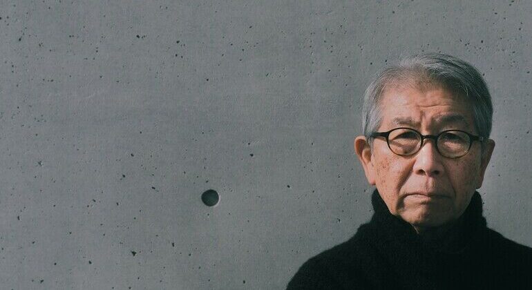 Grauhaariger Mann mit schwarzer Brille vor grauem Hintergrund: Preisträger Riken Yamamoto.
