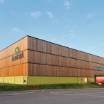 Zertifiziert: Die Holzfassade des Warenverteilzentrums in Lorsch wurde in der Region nachhaltig geschlagen und verarbeitet.