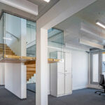 Flurbereich in einem Münchner Büroneubau mit reduzierter Gebäudetechnik