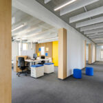 Büroraum in einem Münchner Büroneubau mit reduzierter Gebäudetechnik
