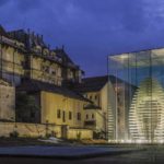 Glaskubus mit Skulptur vor Museum in Craiova