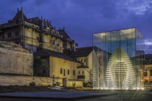 Glaskubus mit Skulptur vor Museum in Craiova