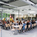 Der Hauptsaal für die Schüler mit der klassischen Speisesaalmöblierung. Bilder: KREISBAUGRUPPE, Rems-Murr-Kreis-Immobilien-Management GmbH