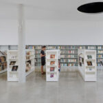 Bücherregale in der Mediathek in Porto-Vecchio