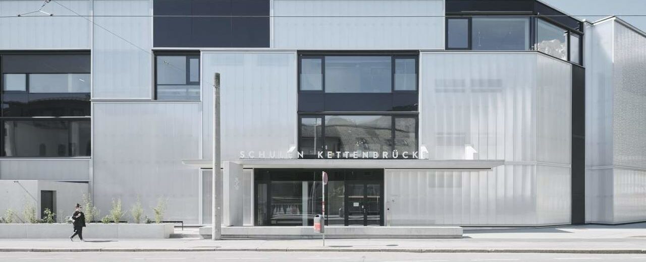 Schule in Innsbruck mit Fassade aus Polycarbonat-Paneelen