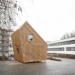 Minihaus aus Holz, Stroh und Lehm auf dem Campus der Hochschule Coburg