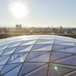Blick von oben auf das Glasdach des Forschungsgebäudes D-BSSE in Basel
