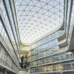 Atrium des Forschungsgebäudes D-BSSE in Basel mit Glasdach
