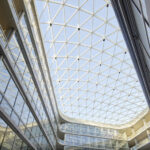 Atrium des Forschungsgebäudes D-BSSE in Basel mit Glasdach