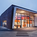 Eingang mit Schaufenstercharakter lädt zum Einkauf ein. Bilder: Wienerberger GmbH | Jens Krüger