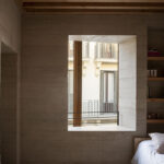 2Schlafzimmer mit kleinem Fenster in Leichtbetonwand