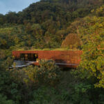 Villa in Costa Rica mit Gründach und perforierter Aluminiumfassade