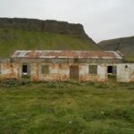 Halb verfallene Scheune auf Island