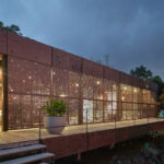 Perforierte Aluminiumfassade an einer Villa in Costa Rica