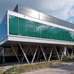 Dynamisch und modern erscheint der aufgeständerte Anbau aus Aluminium und Glas. Bilder: Hooper Architects