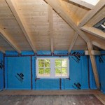 Dachgeschoss in Holzbauweise mit sichtbaren Isolierplanen.