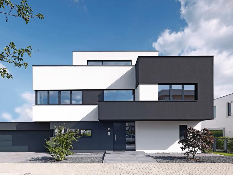 Privates Wohnhaus mit skulpturaler Architektur am Kölner Stadtrand: Einzelne Raumelemente entwickeln sich aus einem Basisquader.