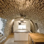 Die Aura des Ortes bleibt weiterhin erfahrbar, hier beispielsweise im zur Küche ausgebauten ehemaligen Mostkeller der Remise.