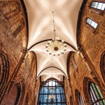 Eine gute Akustik garantiert die dem ursprünglichen Gewölbe nachempfundene Decke aus Segelelementen. Bilder: Beyer Architekten