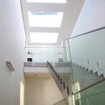 Kombinationen aus mehreren Flachdachfenstern können Assoziationen an Lichtbänder wecken und die Linienführung im Gebäude betonen. Bild: Lamilux