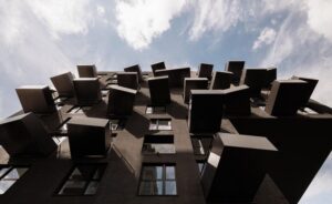 Markante Fassade mit übergroßen Balkonen am Wohnturm »Pepper« in Amsterdam von Elephant