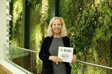 Catherine von Fürstenberg-Dussmann freut sich über die Auszeichnung zur „BuGG-Innenraumbegrünung des Jahres 2018“. Bild: Dirk Hasskarl/vor-ort-foto.de