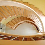 Handlaufgetragene Holztreppe aus einer besonders ästhetischen Perspektive. Bild: TSH System