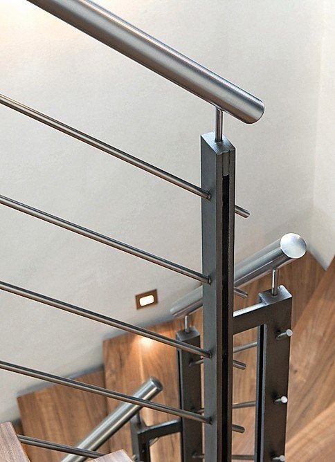 Detailansicht eines Treppengeländers aus Stahl.