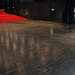 Hoch strapazierfähig war die Anforderung an den neuen Bühnenboden - umsetzbar mit Holzsiegellack auf Acrylat-Polyurethanbasis Bild: Universität Mozarteum