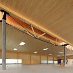 Eine große Halle mit Holzdach. Bild: Kielsteg