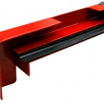 Ein rotes Metallbauteil mit Gummidichtung. Bild: RBB Aluminium
