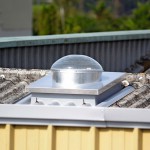 Öffnung eines Tageslichtrohrs auf einem Dach. Bild: Essertec
