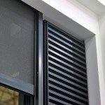 Fenster mit Lamellenladen auf der einen und ausfahrbarem Textilsonnenschutz auf der anderen Seite. Bilder: Renson