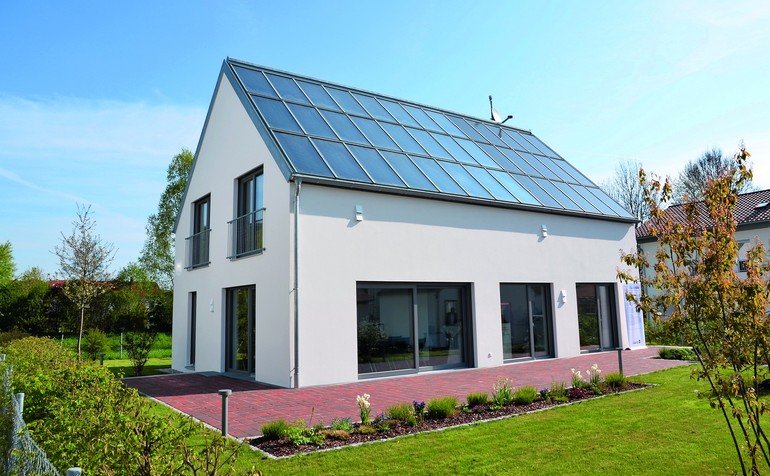 Einfamilienhaus mit Solardach. Bilder: Schlagmann Poroton
