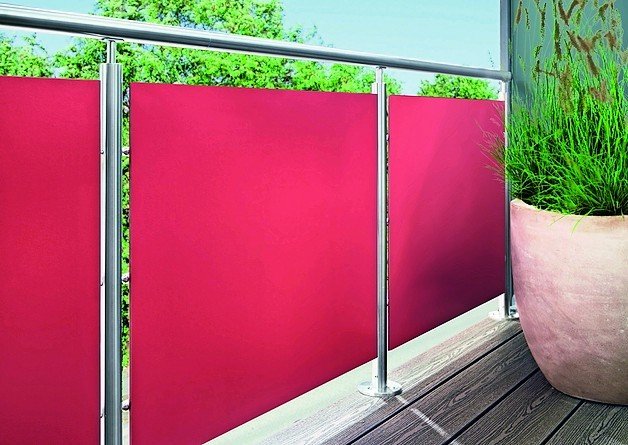Balkongeländer mit rosafarbenen Sichtschutzplatten. Bild: Wilkes