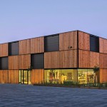 Mit ihrer vorgesetzten Beschattungsfassade aus Holz macht die neue Halle positiv auf sich bzw. auf den Bauherrn aufmerksam. Bilder: Hinterschwepfinger Projekt GmbH