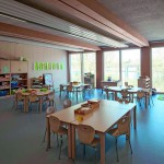 Leicht und offen trotz Modulbauweise: Durch die statisch starken und doch schlanken Holzträger konnten die Klassenzimmer großzügig und hell gestaltet werden. Bild: Thomas Mayer