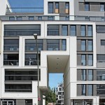 Das Eingangstor sowie die Fugen der Fassadenabschnitte wecken mit ihren ineinander greifenden Rechtecken und Quadern Assoziationen an das Tetris-Spiel. Bild: Markus Hoeft