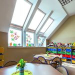 Die großen Fensterflächen leiten viel Licht in den Gruppenraum des Kindergartens. Bild: Fakro Dachfenster GmbH