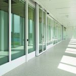 Tageslicht fällt auf den Vinylboden im Inneren des Neubaus, der als erstes Spital der Schweiz den Minergie-P Standard für komfortable und energieeffiziente Gebäude erreicht. Bilder: Stefan Basil Müller/DLW Flooring