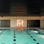 Hallen-Schwimmbad mit dem Bodenbelag Dekton in den Farben Straton und Domoos. Bild: Cosentino