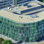 Neues Technologiezentrum mit farbiger Lamellenfassade als Bild für das Hauptprodukt Filter. Bild: Mann+Hummel| Fotograf Werner Kuhnle