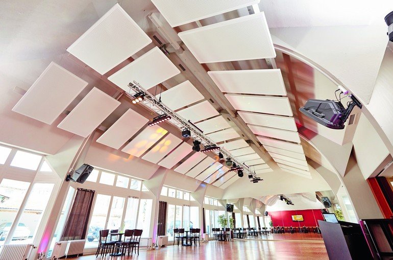 Mit Erfolg den Nachhall reduzieren gelang in diesem Tanzsaal durch nachträglich installierte Deckensegel. Bilder: Knauf/Florian Bilger