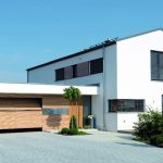 Im Stil des Hauses: Die Garage erhielt ein platzsparendes nicht-ausschwenkendes Kipptor. Bilder: Käuferle GmbH & Co. KG
