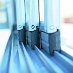 Dreiteiliges Glasschiebefenster im Profil. Bild: Balco Balkonkonstruktionen GmbH