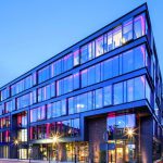 Die Fassaden des Warschauers Bürokomplexes basieren auf einem hochwertigen Pfosten-Riegel-System aus Aluminium mit schmalen Ansichten. Bilder: Aluprof