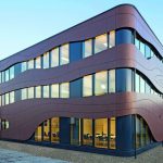 Ein Verwaltungsgebäude im schwäbischen Öpfingen besteht aus einer dreigeschossigen Holzkonstruktion und macht mit attraktiver Fassade auf sich aufmerksam. Bild: Achim Buhl