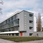 Walter Gropius baute 1919 das Bauhaus Dessau.