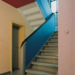 Farbig statt schwarz-weiß präsentieren sich die Innenräume des Bauhaus-Ensembles - hier das Treppenhaus mit Berker Taster.